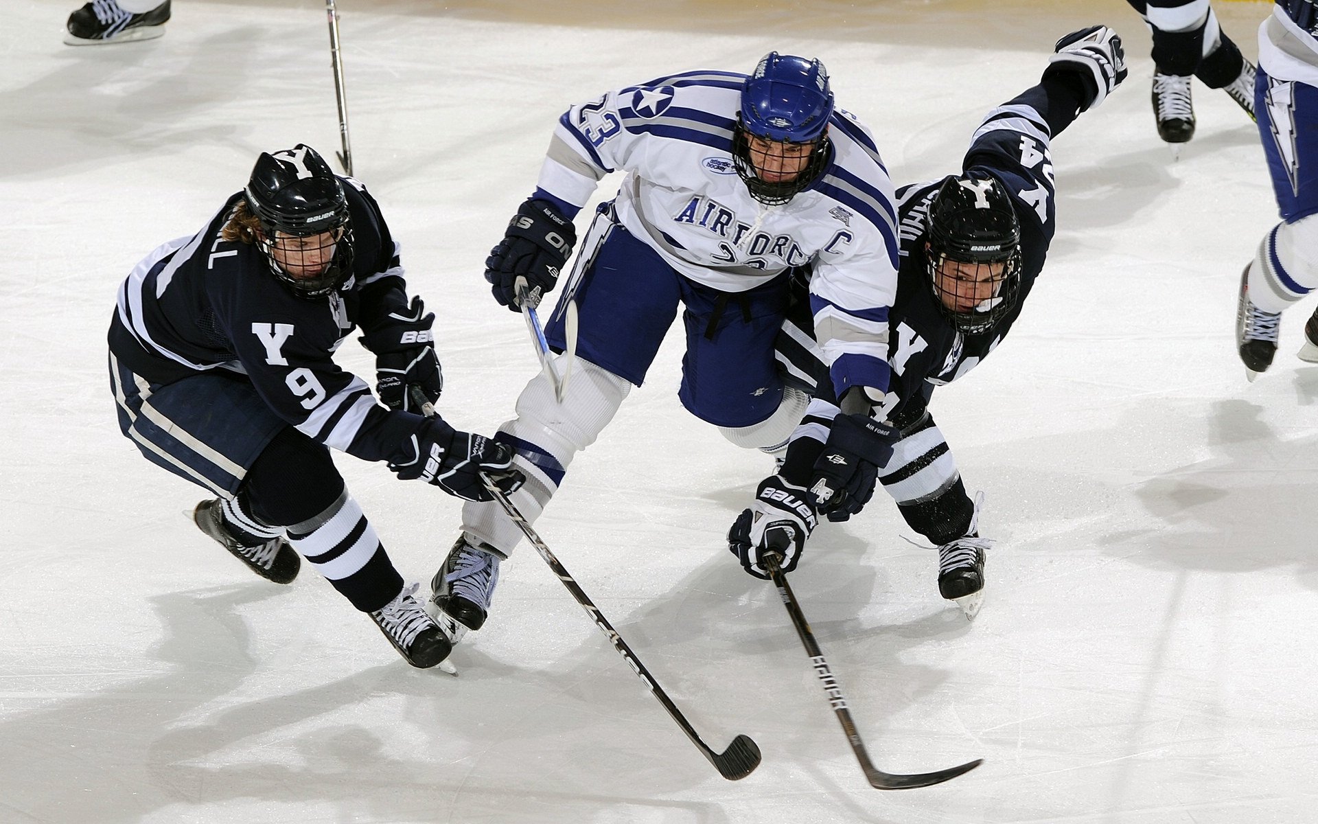 简:迅速的边路突破给全黑队带来更多得分机会